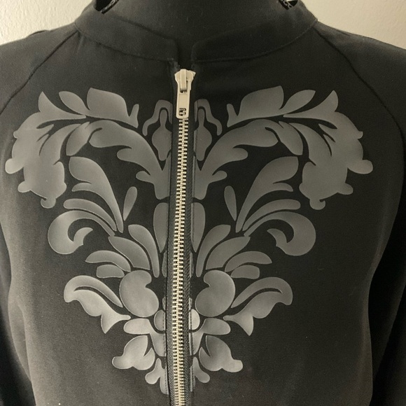 Mossimo woman’s jacket light weight graphic with pockets. Black .. Size M - Picture 2 of 9
